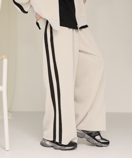 welise（ウェライズ）の「【welise/ウェライズ】ドレープストレッチジャージーラインルーズトラックパンツ /ワイドパンツ/ストレートパンツ(セットアップ対応)（その他パンツ・メンズ・ライトグレー/ブラック/アイボリー/ブラック×ホワイト/ホワイト×ブラック・L/M）」の2枚目の写真