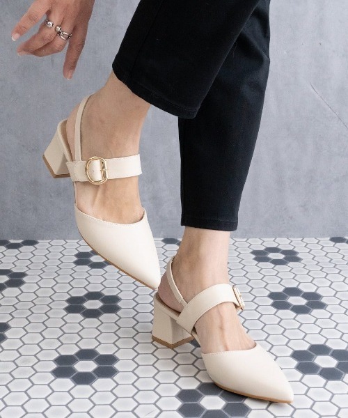 Fabby fabby(ファビィーファビィー)の「ベルトバックバンドポインテッドサンダル(サンダル・レディース・ブラック/オフホワイト/モカ・SMALL/MEDIUM/LARGE)」の2枚目の写真
