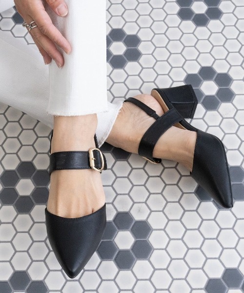 Fabby fabby(ファビィーファビィー)の「ベルトバックバンドポインテッドサンダル(サンダル・レディース・ブラック/オフホワイト/モカ・SMALL/MEDIUM/LARGE)」の17枚目の写真