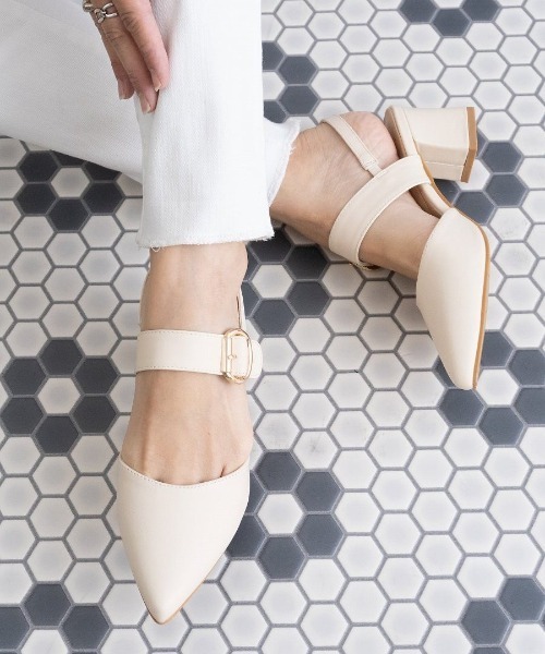 Fabby fabby(ファビィーファビィー)の「ベルトバックバンドポインテッドサンダル(サンダル・レディース・ブラック/オフホワイト/モカ・SMALL/MEDIUM/LARGE)」の5枚目の写真