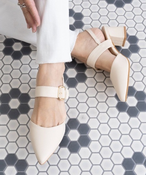 Fabby fabby(ファビィーファビィー)の「ベルトバックバンドポインテッドサンダル(サンダル・レディース・ブラック/オフホワイト/モカ・SMALL/MEDIUM/LARGE)」の6枚目の写真