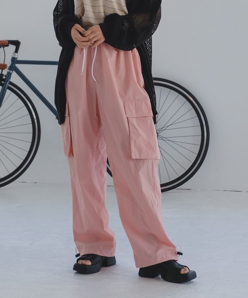 WHIMSIC（ウィムジック）の「【UNISEX】ナイロンカーゴパンツ（カーゴパンツ・メンズ・ブラック/ホワイト/ピンク/ブルー・FREE）」の4枚目の写真