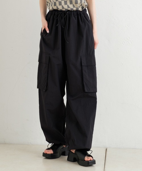 WHIMSIC（ウィムジック）の「【UNISEX】ナイロンカーゴパンツ（カーゴパンツ・メンズ・ブラック/ホワイト/ピンク/ブルー・FREE）」の2枚目の写真