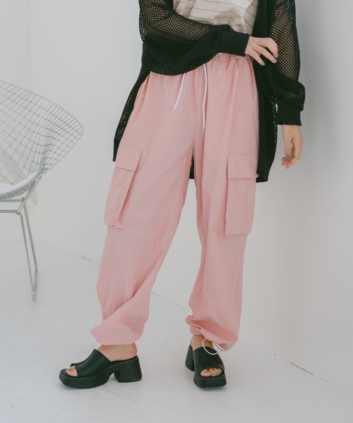 WHIMSIC（ウィムジック）の「【UNISEX】ナイロンカーゴパンツ（カーゴパンツ・メンズ・ブラック/ホワイト/ピンク/ブルー・FREE）」の12枚目の写真