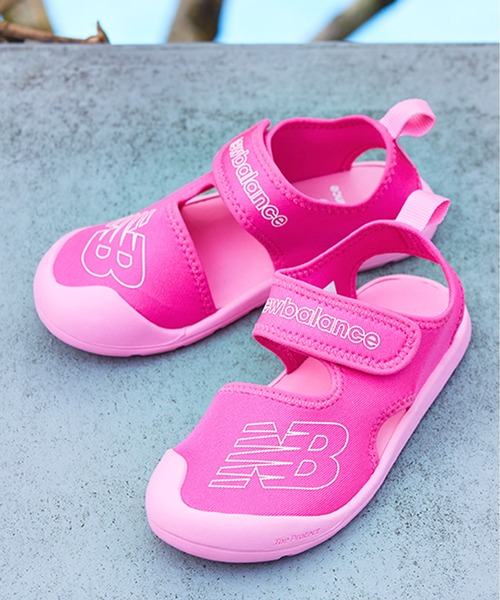 NEW BALANCE(ニューバランス)の「CRSR v1 Sandal(サンダル・キッズ・ブラック/レッド/ピンク・22.0cm/18.0cm/21.0cm/23.0cm/17.0cm/19.0cm/20.0cm)」の1枚目の写真