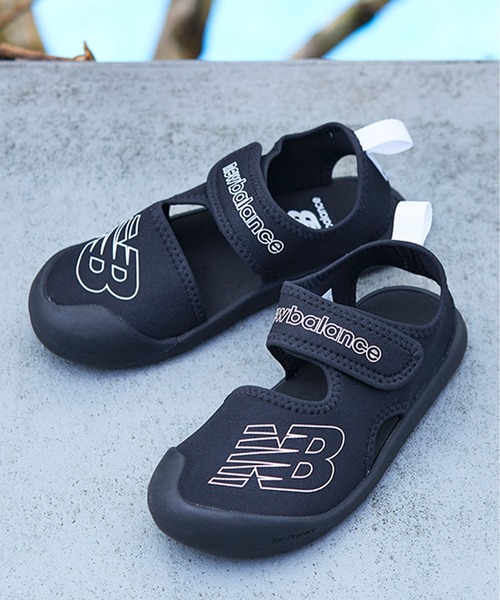 NEW BALANCE(ニューバランス)の「CRSR v1 Sandal(サンダル・キッズ・ブラック/レッド/ピンク・22.0cm/18.0cm/21.0cm/23.0cm/17.0cm/19.0cm/20.0cm)」の2枚目の写真
