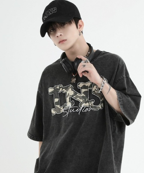 A‘gem 9（エージェムナイン）の「A'GEM/9 × .kom『INSstudios/インスステュディオス』カモフラロゴ半袖カットソー（Tシャツ/カットソー・メンズ・パープル/ブラック・M/L）」の3枚目の写真