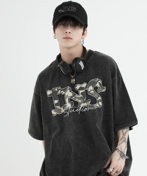 A‘gem 9（エージェムナイン）の「A'GEM/9 × .kom『INSstudios/インスステュディオス』カモフラロゴ半袖カットソー（Tシャツ/カットソー・メンズ・パープル/ブラック・M/L）」の4枚目の写真