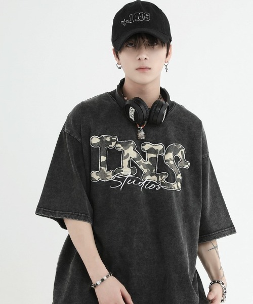 A‘gem 9（エージェムナイン）の「A'GEM/9 × .kom『INSstudios/インスステュディオス』カモフラロゴ半袖カットソー（Tシャツ/カットソー・メンズ・パープル/ブラック・M/L）」の5枚目の写真