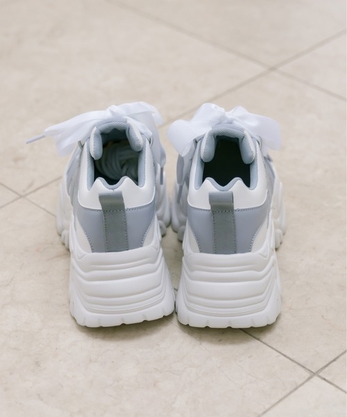 OLIVE des OLIVE(オリーブデオリーブ)の「リボン厚底スニーカー 1031130190(スニーカー・レディース・ホワイト/ブルー・SMALL/MEDIUM/LARGE)」の4枚目の写真