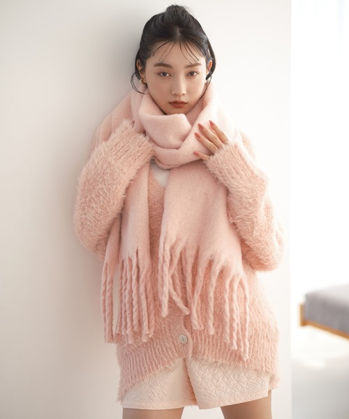 one after another NICE CLAUP(ワンアフターアナザーナイスクラップ)の「NCブローチ付きブークレマフラー/WEB限定色あり(マフラー・レディース・アイボリー/モカ/ラベンダー/グレイッシュベージュ/ピンク・FREE)」の5枚目の写真