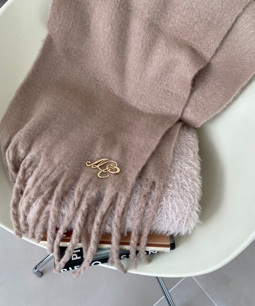 one after another NICE CLAUP(ワンアフターアナザーナイスクラップ)の「NCブローチ付きブークレマフラー/WEB限定色あり(マフラー・レディース・アイボリー/モカ/ラベンダー/グレイッシュベージュ/ピンク・FREE)」の1枚目の写真