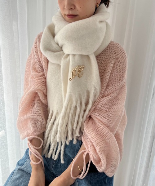 one after another NICE CLAUP(ワンアフターアナザーナイスクラップ)の「NCブローチ付きブークレマフラー/WEB限定色あり(マフラー・レディース・アイボリー/モカ/ラベンダー/グレイッシュベージュ/ピンク・FREE)」の6枚目の写真