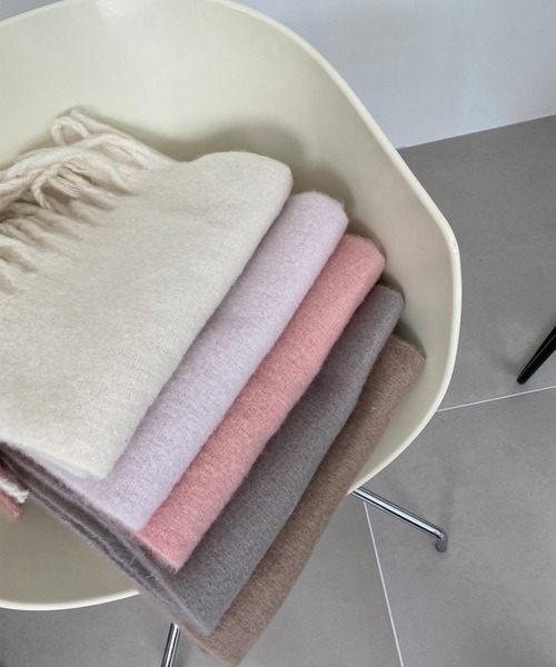 one after another NICE CLAUP(ワンアフターアナザーナイスクラップ)の「NCブローチ付きブークレマフラー/WEB限定色あり(マフラー・レディース・アイボリー/モカ/ラベンダー/グレイッシュベージュ/ピンク・FREE)」の20枚目の写真