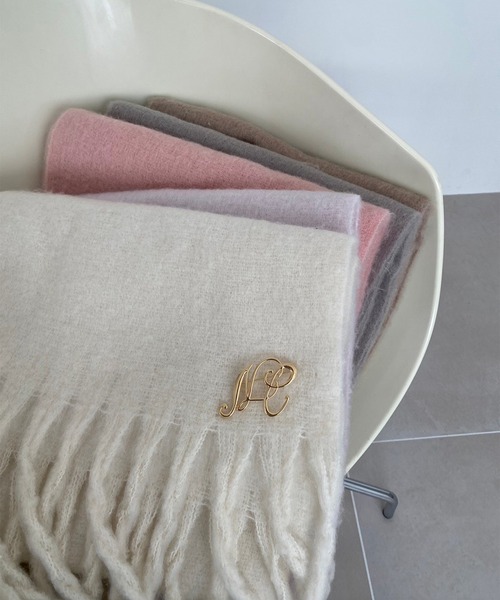 one after another NICE CLAUP(ワンアフターアナザーナイスクラップ)の「NCブローチ付きブークレマフラー/WEB限定色あり(マフラー・レディース・アイボリー/モカ/ラベンダー/グレイッシュベージュ/ピンク・FREE)」の19枚目の写真