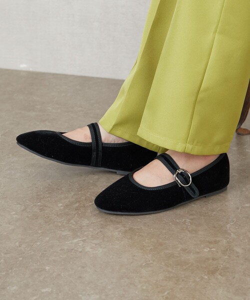 FREAK'S STORE（フリークスストア）の「限定展開　ROVERETO/ロベレート　ベロアメリージェーンパンプス（ストラップパンプス）（パンプス・レディース・ブラック/ベージュ/グリーン/ピンク・LARGE/SMALL/MEDIUM）」の2枚目の写真