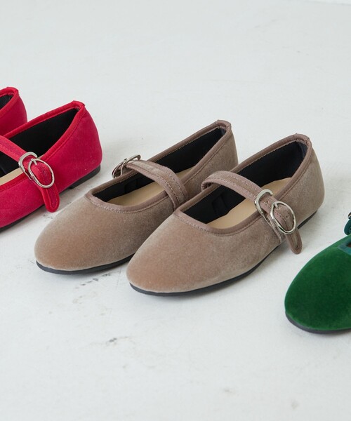 FREAK'S STORE（フリークスストア）の「限定展開　ROVERETO/ロベレート　ベロアメリージェーンパンプス（ストラップパンプス）（パンプス・レディース・ブラック/ベージュ/グリーン/ピンク・LARGE/SMALL/MEDIUM）」の5枚目の写真