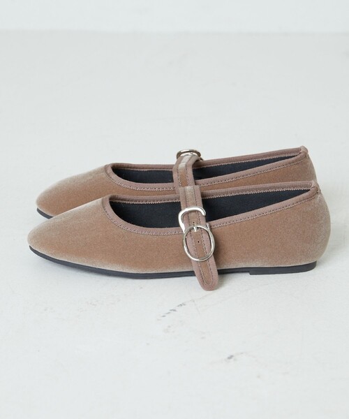 FREAK'S STORE（フリークスストア）の「限定展開　ROVERETO/ロベレート　ベロアメリージェーンパンプス（ストラップパンプス）（パンプス・レディース・ブラック/ベージュ/グリーン/ピンク・LARGE/SMALL/MEDIUM）」の14枚目の写真