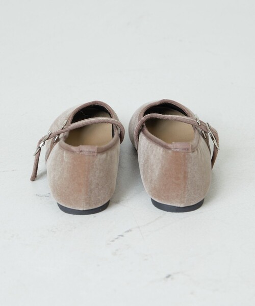 FREAK'S STORE（フリークスストア）の「限定展開　ROVERETO/ロベレート　ベロアメリージェーンパンプス（ストラップパンプス）（パンプス・レディース・ブラック/ベージュ/グリーン/ピンク・LARGE/SMALL/MEDIUM）」の12枚目の写真