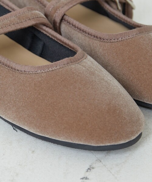 FREAK'S STORE（フリークスストア）の「限定展開　ROVERETO/ロベレート　ベロアメリージェーンパンプス（ストラップパンプス）（パンプス・レディース・ブラック/ベージュ/グリーン/ピンク・LARGE/SMALL/MEDIUM）」の17枚目の写真