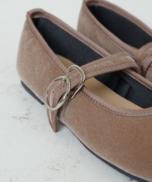 FREAK'S STORE（フリークスストア）の「限定展開　ROVERETO/ロベレート　ベロアメリージェーンパンプス（ストラップパンプス）（パンプス・レディース・ブラック/ベージュ/グリーン/ピンク・LARGE/SMALL/MEDIUM）」の8枚目の写真