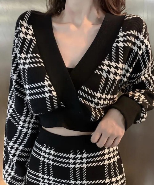 Sibra(シブラ)の「チェック柄Vネックトップス+ミニスカート 2点セット(セットアップ・レディース・ブラック・M)」の2枚目の写真