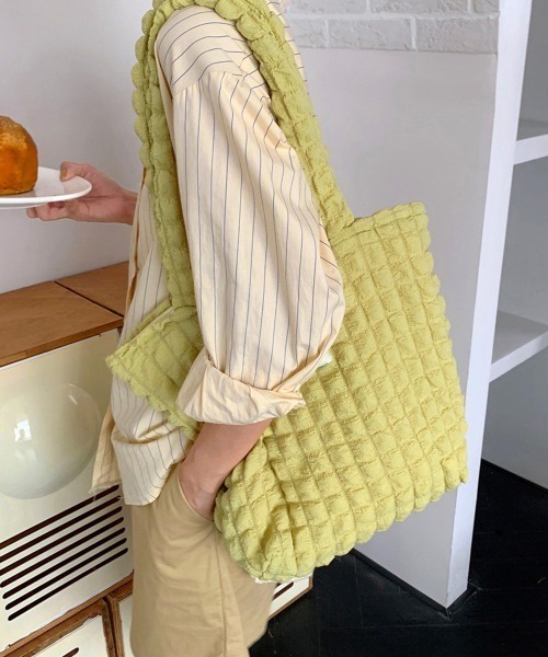 Miniministore(ミニミニストア)の「ぽこぽこトートバッグ ワッフル風バッグ(トートバッグ・レディース・イエロー/アイボリー/ピンク/ブラック/ブルー・FREE)」の5枚目の写真