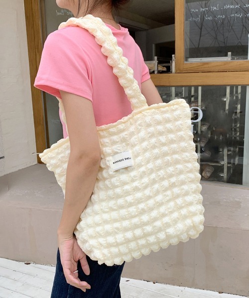 Miniministore(ミニミニストア)の「ぽこぽこトートバッグ ワッフル風バッグ(トートバッグ・レディース・イエロー/アイボリー/ピンク/ブラック/ブルー・FREE)」の2枚目の写真