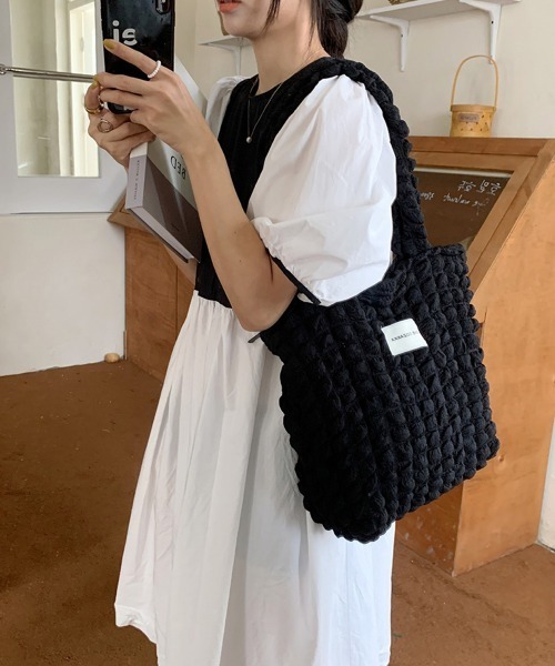 Miniministore(ミニミニストア)の「ぽこぽこトートバッグ ワッフル風バッグ(トートバッグ・レディース・イエロー/アイボリー/ピンク/ブラック/ブルー・FREE)」の6枚目の写真