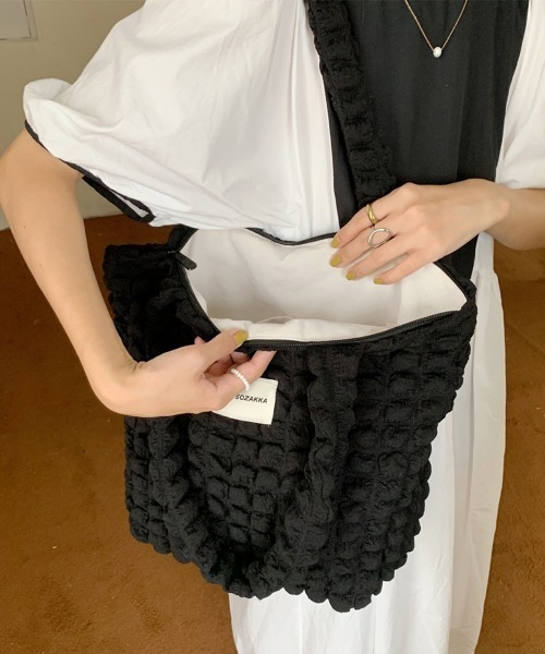 Miniministore(ミニミニストア)の「ぽこぽこトートバッグ ワッフル風バッグ(トートバッグ・レディース・イエロー/アイボリー/ピンク/ブラック/ブルー・FREE)」の8枚目の写真