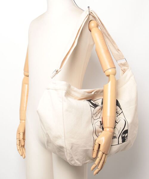Red Cap Girl（レッドキャプガール）の「25SS イラストプリント 大容量 メッセンジャーバッグ（トートバッグ・メンズ・ホワイト系その他/ホワイト・FREE）」の17枚目の写真
