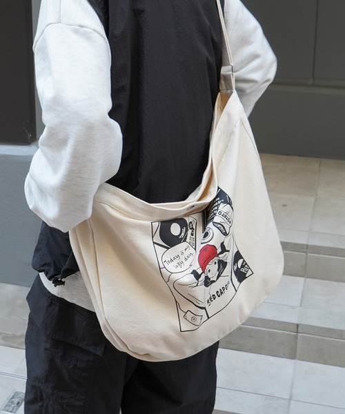 Red Cap Girl（レッドキャプガール）の「25SS イラストプリント 大容量 メッセンジャーバッグ（トートバッグ・メンズ・ホワイト系その他/ホワイト・FREE）」の2枚目の写真