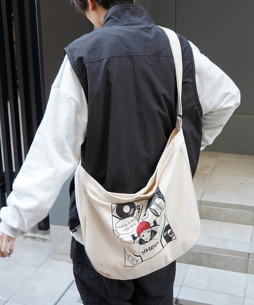 Red Cap Girl（レッドキャプガール）の「25SS イラストプリント 大容量 メッセンジャーバッグ（トートバッグ・メンズ・ホワイト系その他/ホワイト・FREE）」の8枚目の写真