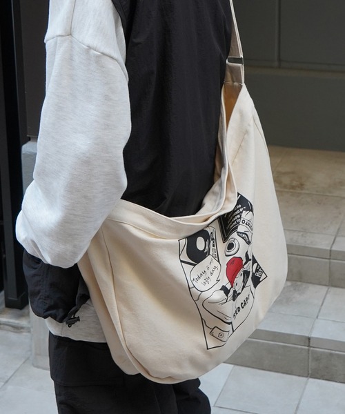 Red Cap Girl（レッドキャプガール）の「25SS イラストプリント 大容量 メッセンジャーバッグ（トートバッグ・メンズ・ホワイト系その他/ホワイト・FREE）」の10枚目の写真