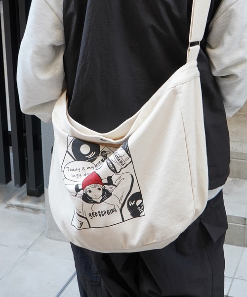Red Cap Girl（レッドキャプガール）の「25SS イラストプリント 大容量 メッセンジャーバッグ（トートバッグ・メンズ・ホワイト系その他/ホワイト・FREE）」の11枚目の写真