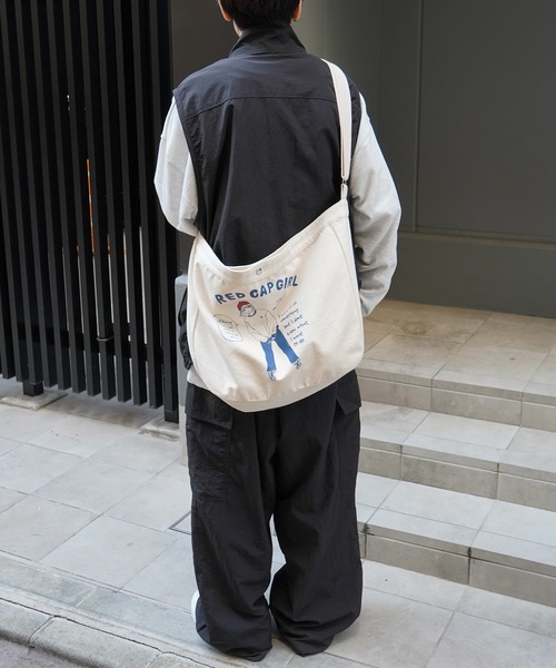 Red Cap Girl（レッドキャプガール）の「25SS イラストプリント 大容量 メッセンジャーバッグ（トートバッグ・メンズ・ホワイト系その他/ホワイト・FREE）」の3枚目の写真
