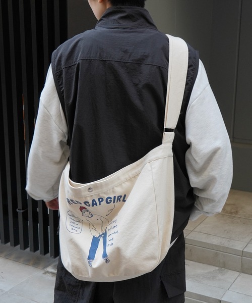 Red Cap Girl（レッドキャプガール）の「25SS イラストプリント 大容量 メッセンジャーバッグ（トートバッグ・メンズ・ホワイト系その他/ホワイト・FREE）」の4枚目の写真
