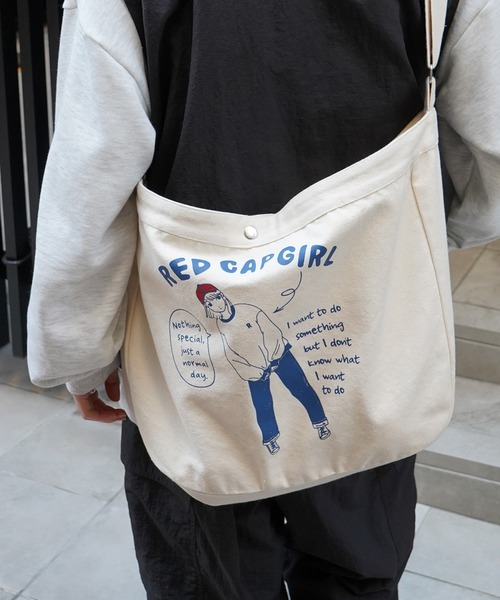 Red Cap Girl（レッドキャプガール）の「25SS イラストプリント 大容量 メッセンジャーバッグ（トートバッグ・メンズ・ホワイト系その他/ホワイト・FREE）」の5枚目の写真