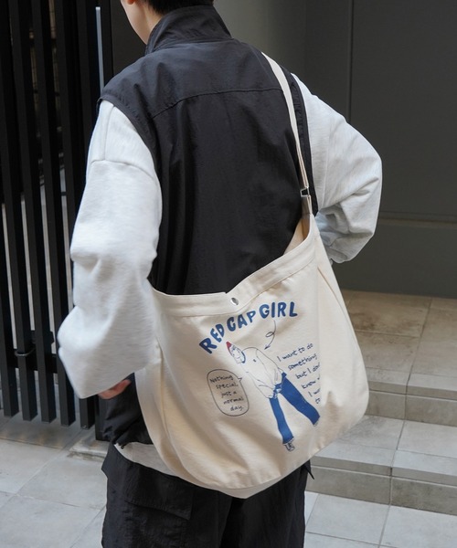 Red Cap Girl（レッドキャプガール）の「25SS イラストプリント 大容量 メッセンジャーバッグ（トートバッグ・メンズ・ホワイト系その他/ホワイト・FREE）」の6枚目の写真