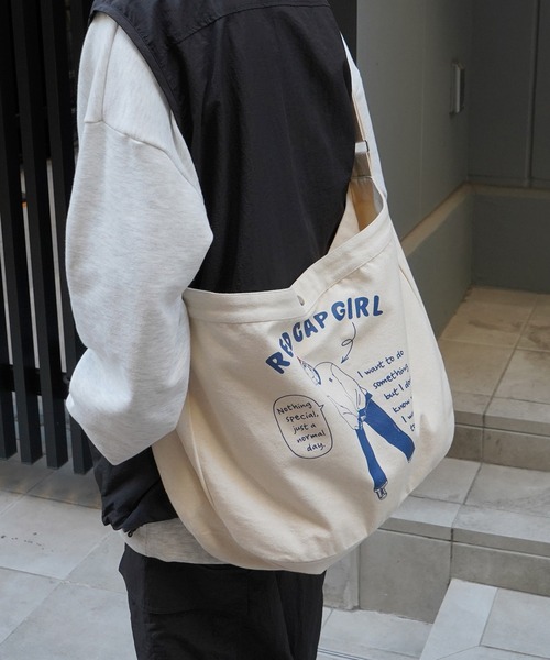 Red Cap Girl（レッドキャプガール）の「25SS イラストプリント 大容量 メッセンジャーバッグ（トートバッグ・メンズ・ホワイト系その他/ホワイト・FREE）」の7枚目の写真