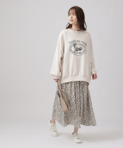 Cutie Blonde（キューティーブロンド）の「◆【体型カバー/洗える】前後差ヘム BIGシルエットスウェット（スウェット・レディース・ネイビー系3/ホワイト系その他/グレー系1/パープル系1/ブルー系5/チャコール・00）」の9枚目の写真