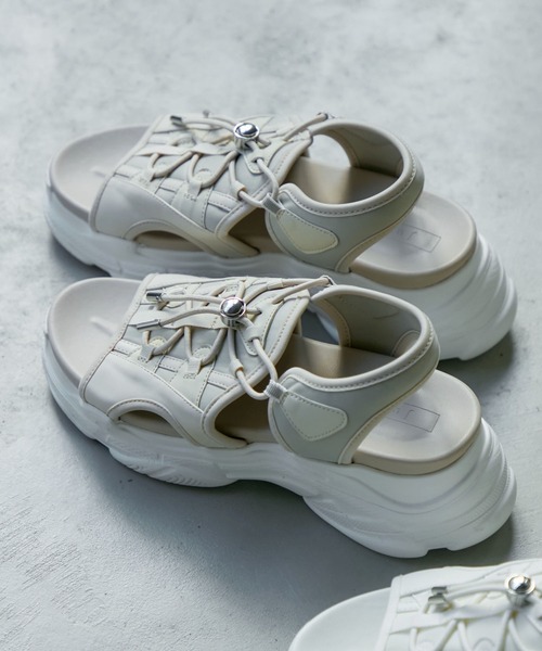 Juze（ジュゼ）の「厚底スニーカーサンダル（サンダル・レディース・ベージュ系その他2/ブラック/ホワイト・L/M/S）」の3枚目の写真