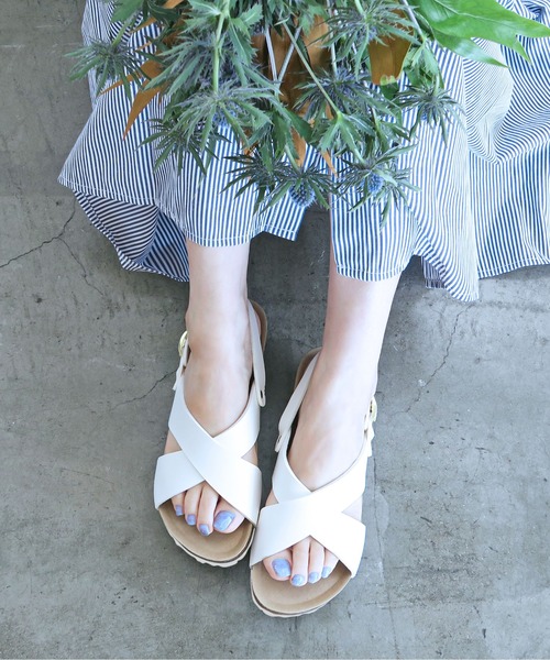 enchanted(エンチャンテッド)の「クロスオーバースリングバックウェッジサンダル(サンダル・レディース・パイソン/ホワイト/ダークブラウン/ブラック/シルバー・35/36/37/38/39)」の2枚目の写真