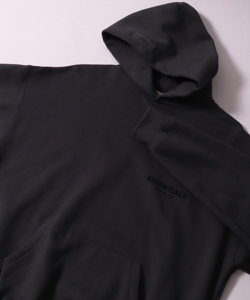 FOG ESSENTIALS（エフオージーエッセンシャルズ）の「(CM)【ESSENTIALS FEAR OF GOD】バックロゴ プリント スウェット プルオーバー（パーカー・メンズ・杢グレー/ブラック・LARGE/X-LARGE/MEDIUM）」の3枚目の写真