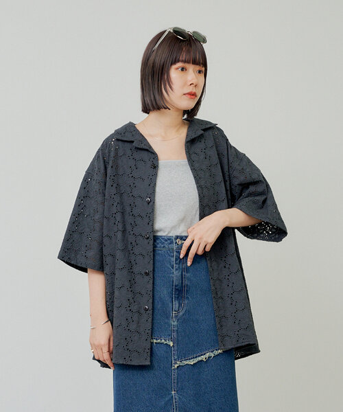 WHIMSIC（ウィムジック）の「【UNISEX】フラワーパターンレースシャツ（シャツ/ブラウス・メンズ・チャコールグレー/ホワイト・FREE）」の2枚目の写真