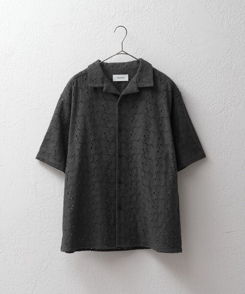 WHIMSIC（ウィムジック）の「【UNISEX】フラワーパターンレースシャツ（シャツ/ブラウス・メンズ・チャコールグレー/ホワイト・FREE）」の3枚目の写真