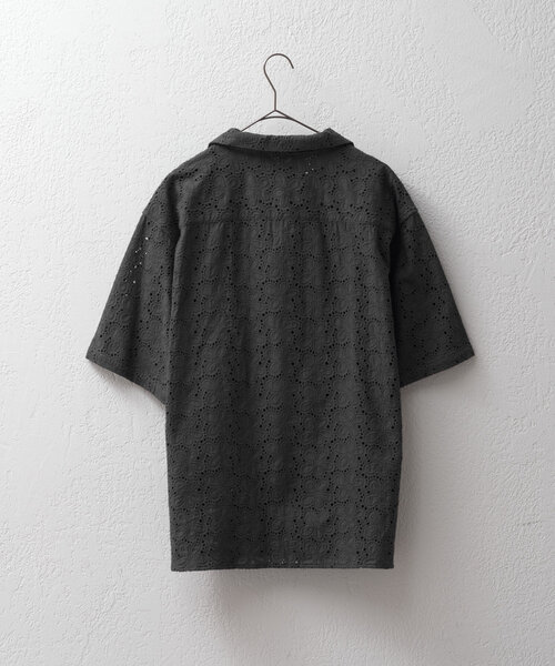 WHIMSIC（ウィムジック）の「【UNISEX】フラワーパターンレースシャツ（シャツ/ブラウス・メンズ・チャコールグレー/ホワイト・FREE）」の4枚目の写真