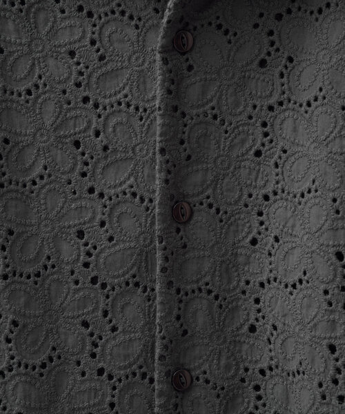 WHIMSIC（ウィムジック）の「【UNISEX】フラワーパターンレースシャツ（シャツ/ブラウス・メンズ・チャコールグレー/ホワイト・FREE）」の5枚目の写真