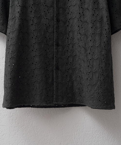WHIMSIC（ウィムジック）の「【UNISEX】フラワーパターンレースシャツ（シャツ/ブラウス・メンズ・チャコールグレー/ホワイト・FREE）」の8枚目の写真