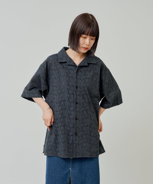 WHIMSIC（ウィムジック）の「【UNISEX】フラワーパターンレースシャツ（シャツ/ブラウス・メンズ・チャコールグレー/ホワイト・FREE）」の9枚目の写真